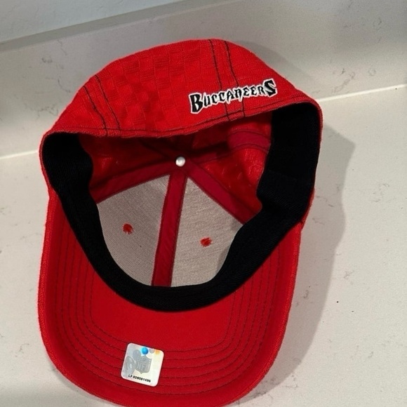 Buccaneers Hat Paired with T Shirt - Picture 8 of 9